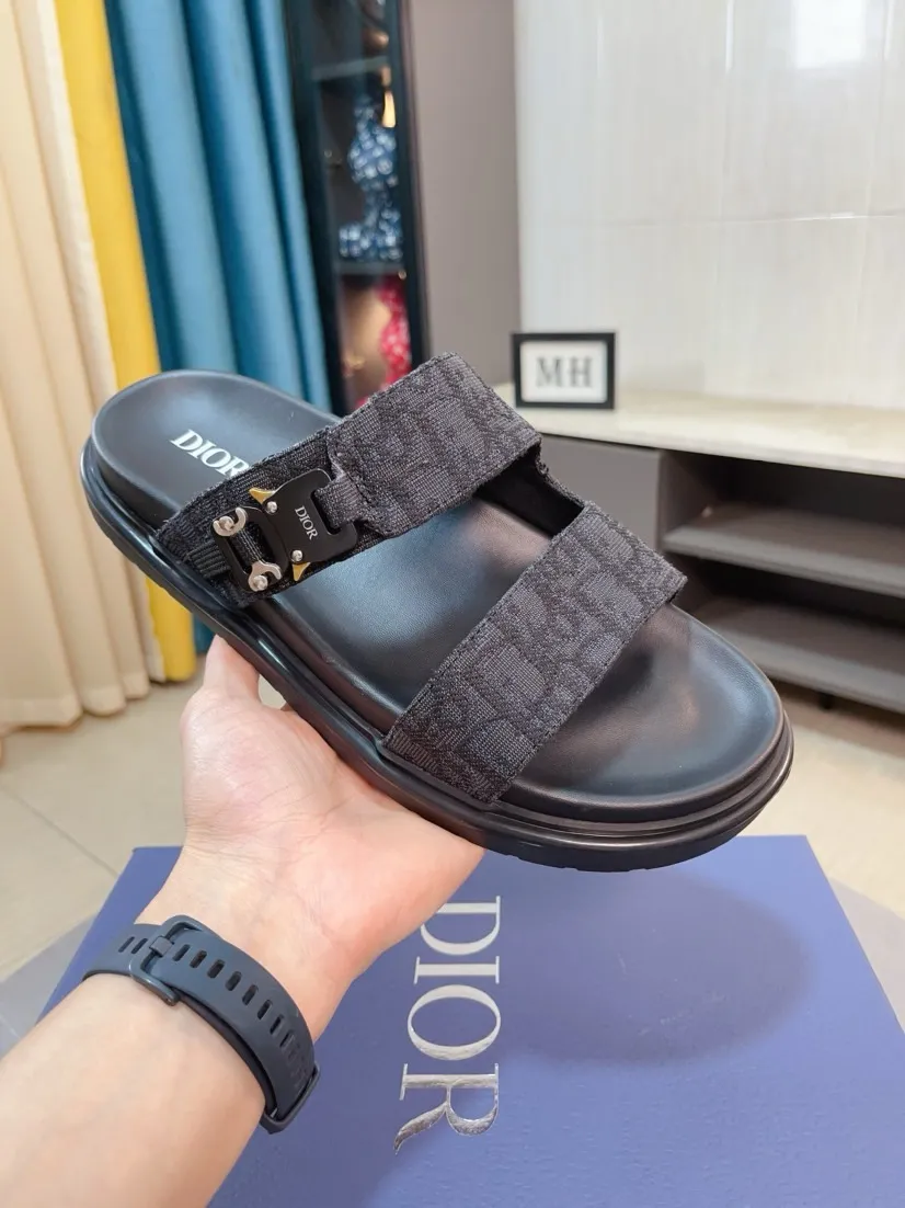 Men's Men's Shoes 💰320🌸🌸Dior Aqua Men's Sandals Slippers. Showcasing Dior haute couture design. The Dior gray suede strap is accented with an aluminum Dior buckle for added style. Paired with a comfortable tonal notch sole, they pair easily with shorts or jeans for a sophisticated look. Main body: suede cow leather, technical fabric lining: cow leather, with adjustable straps, aluminum Dior buckle, Dior gray EVA insole, tonal notch rubber outsole splicing structure👌👌size: 38-44 (45.46 customized)